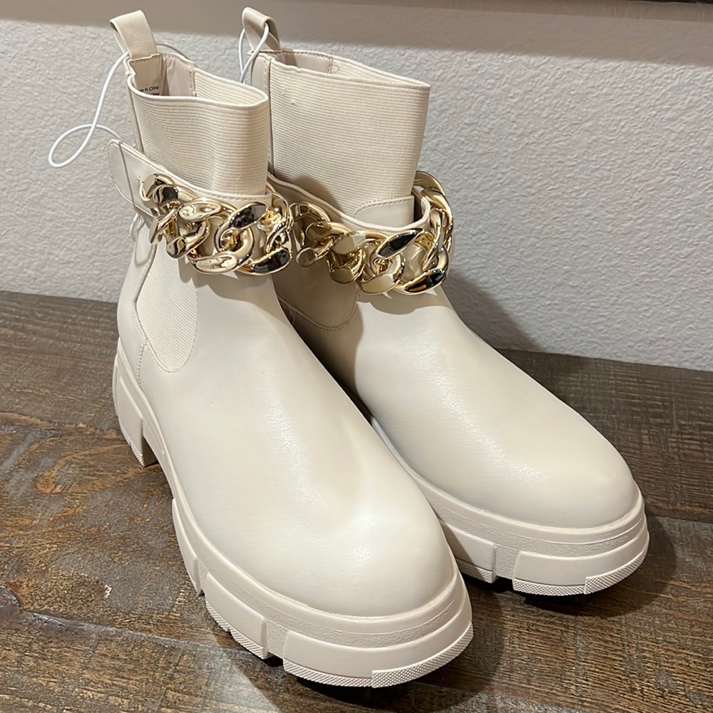 ✨NWT✨Rachel Zoe Cream boots with chunky gold chain.